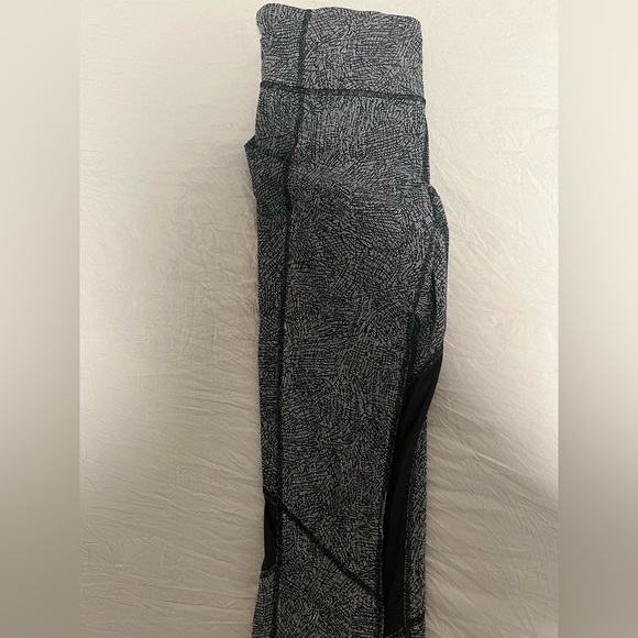 Lululemon Crop Leggings with pockets and mesh. Size 4. Black and white print. - Picture 4 of 4